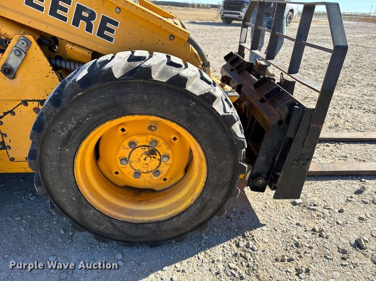 image for item DX3920 1988 John Deere 675B skid steer loader