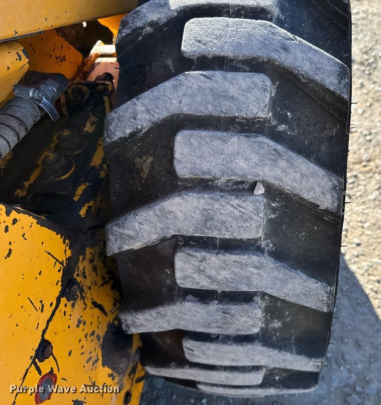 image for item DX3920 1988 John Deere 675B skid steer loader