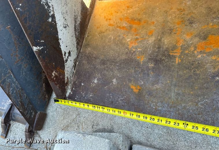 image for item DX3920 1988 John Deere 675B skid steer loader