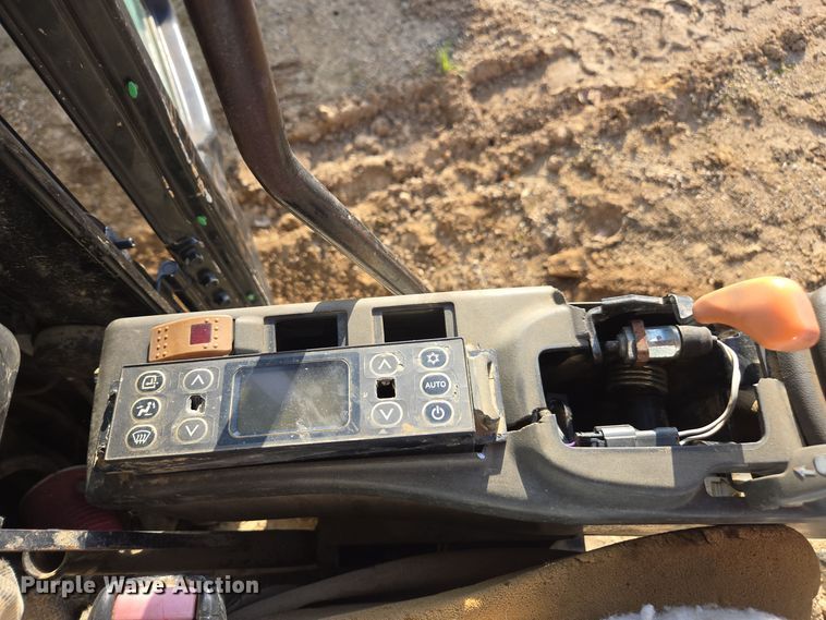 image for item EE7969 2013 Link-Belt 210 X3 excavator