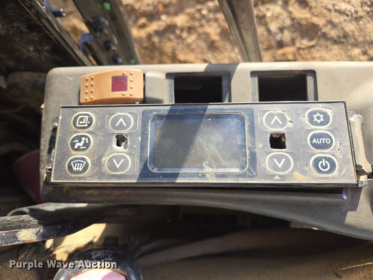 image for item EE7969 2013 Link-Belt 210 X3 excavator