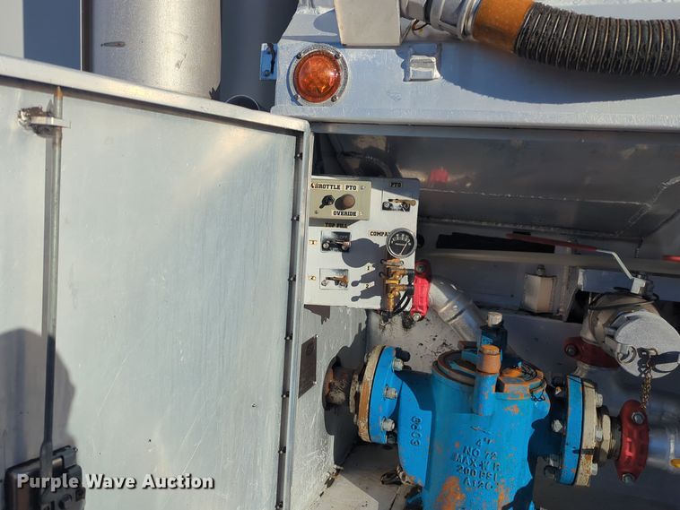 image for item EG2263 2007 Kenworth fuel truck