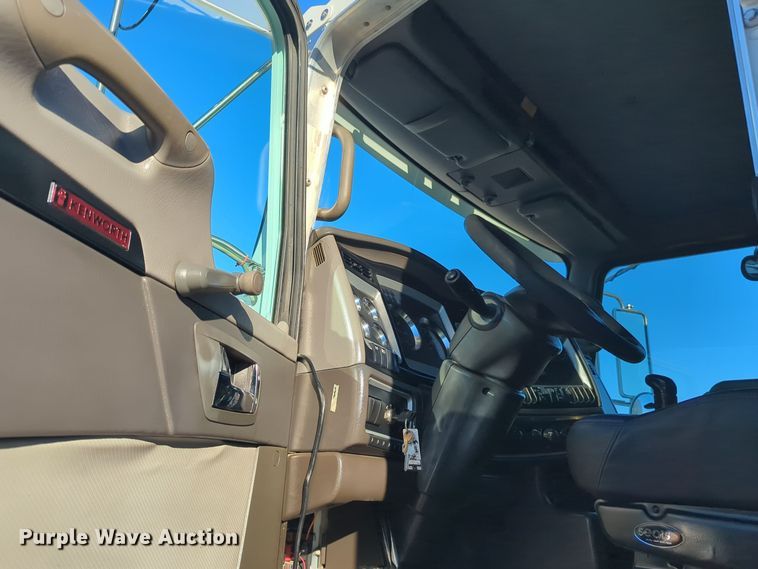 image for item EG2263 2007 Kenworth fuel truck