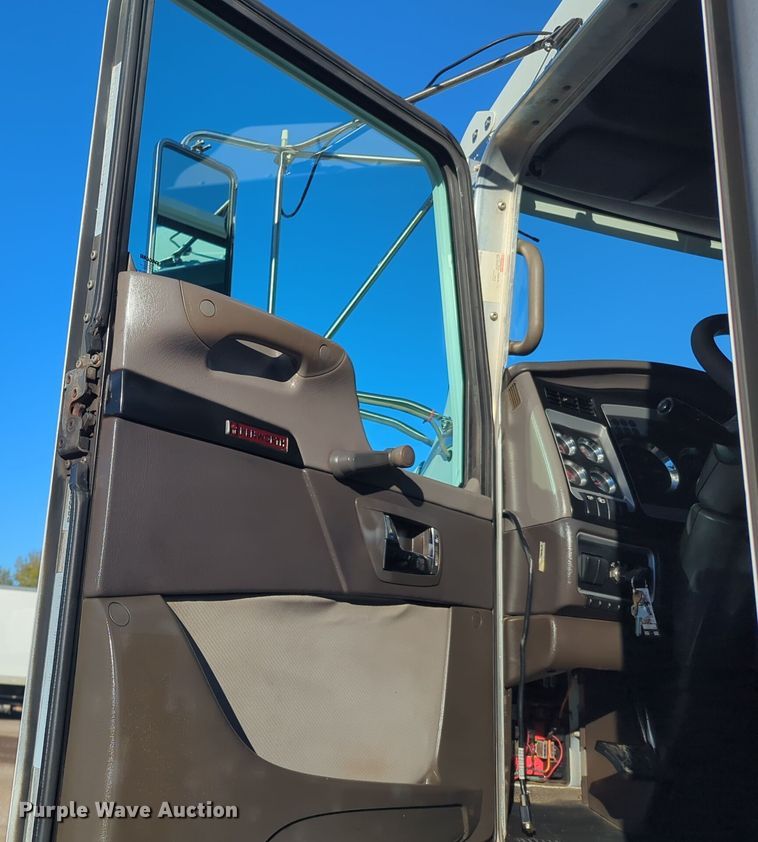 image for item EG2263 2007 Kenworth fuel truck