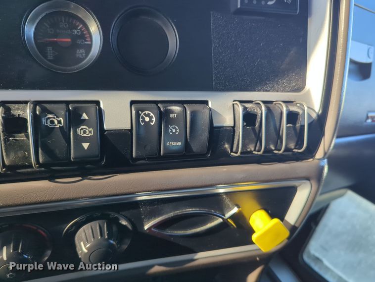 image for item EG2263 2007 Kenworth fuel truck