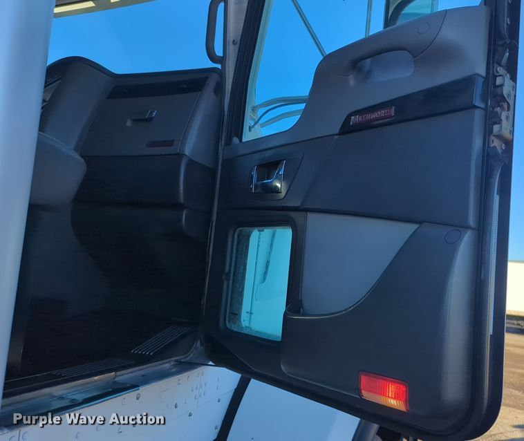 image for item EG2263 2007 Kenworth fuel truck