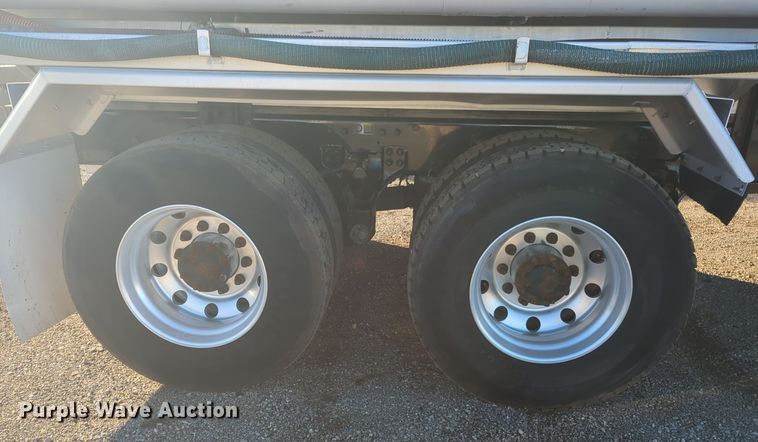 image for item EG2263 2007 Kenworth fuel truck