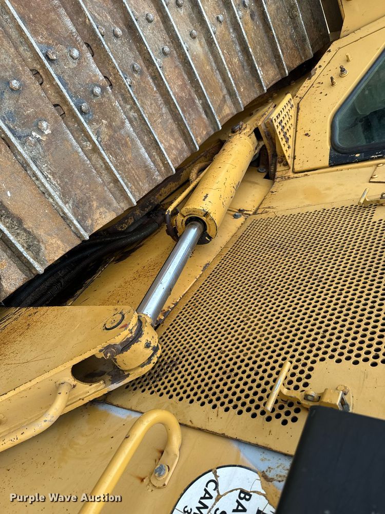 image for item EG7013 1997 Caterpillar D6M LGP dozer