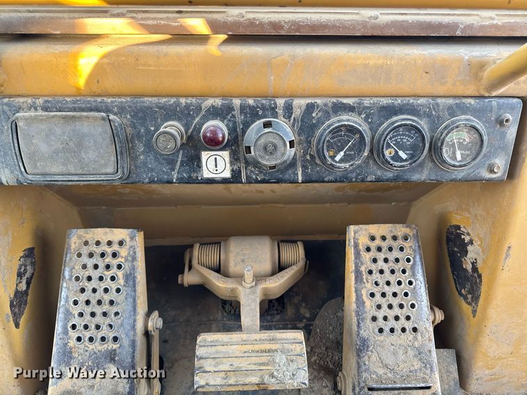 image for item EG7051 2000 Caterpillar 973 track loader