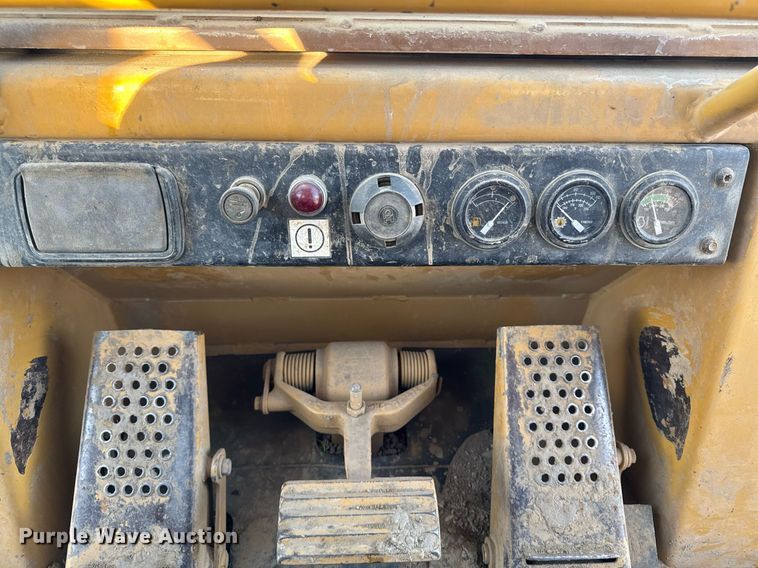 image for item EG7051 2000 Caterpillar 973 track loader