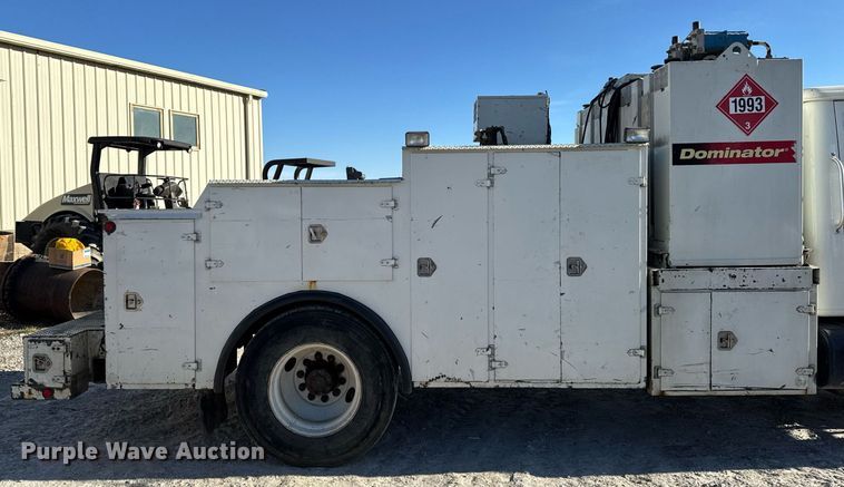 image for item EG7053 1998 International 4700 utility / service truck