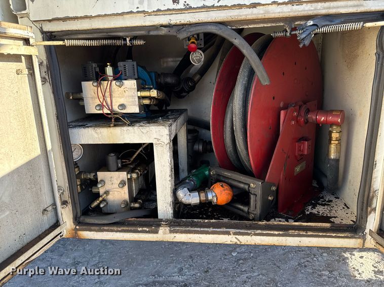 image for item EG7053 1998 International 4700 utility / service truck