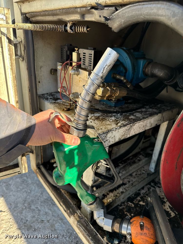 image for item EG7053 1998 International 4700 utility / service truck