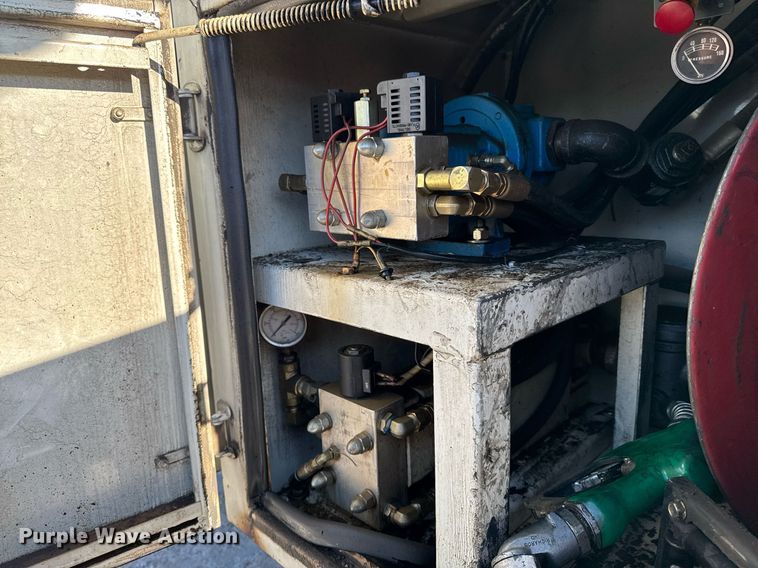 image for item EG7053 1998 International 4700 utility / service truck