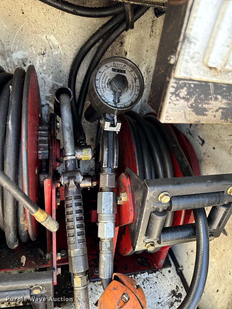 image for item EG7053 1998 International 4700 utility / service truck