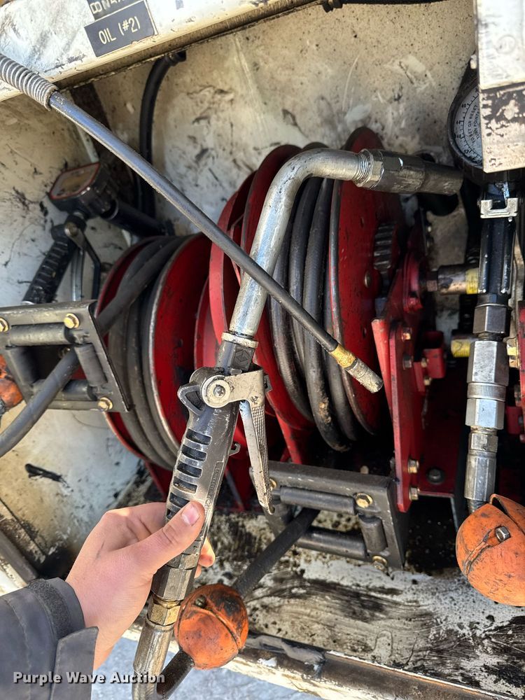 image for item EG7053 1998 International 4700 utility / service truck