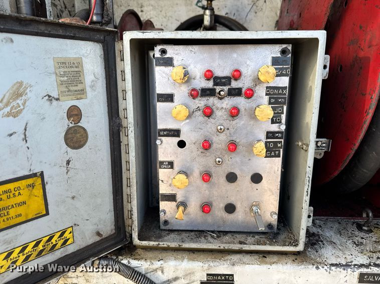 image for item EG7053 1998 International 4700 utility / service truck