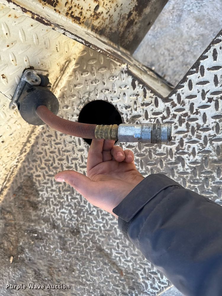 image for item EG7053 1998 International 4700 utility / service truck