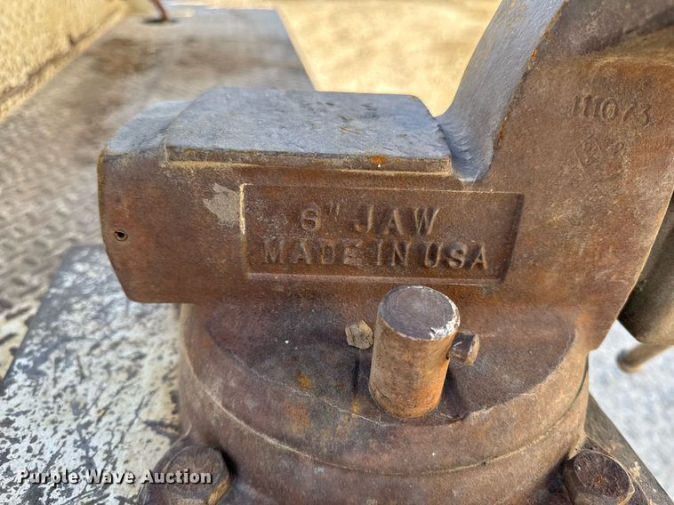 image for item EG7053 1998 International 4700 utility / service truck