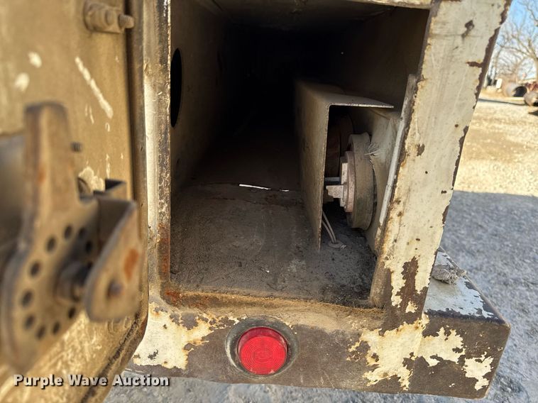 image for item EG7053 1998 International 4700 utility / service truck