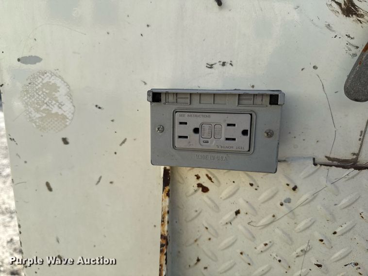 image for item EG7053 1998 International 4700 utility / service truck