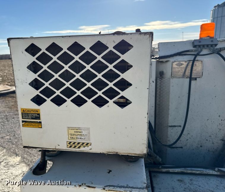 image for item EG7053 1998 International 4700 utility / service truck