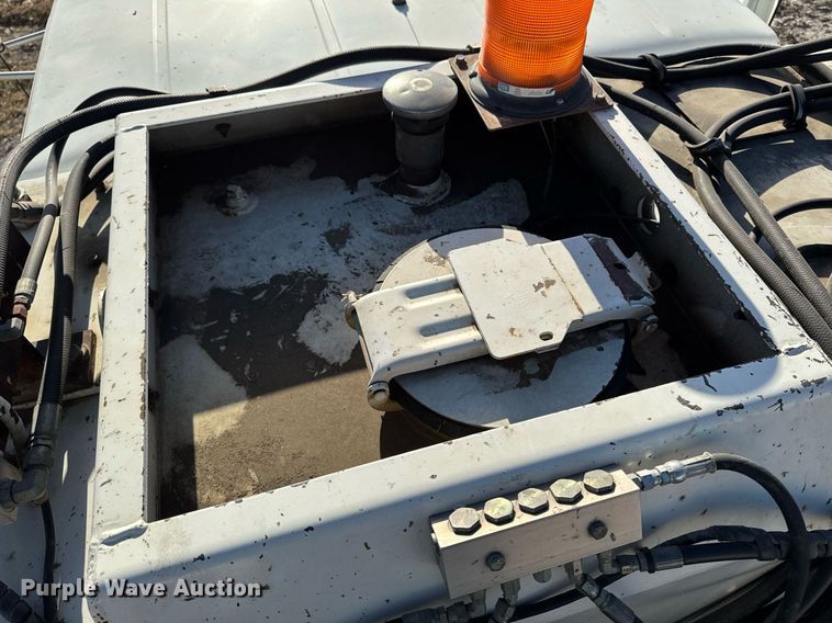 image for item EG7053 1998 International 4700 utility / service truck