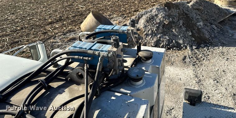 image for item EG7053 1998 International 4700 utility / service truck