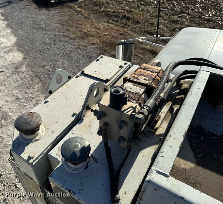 image for item EG7053 1998 International 4700 utility / service truck