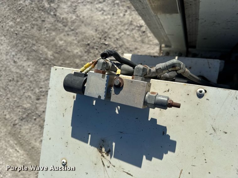 image for item EG7053 1998 International 4700 utility / service truck