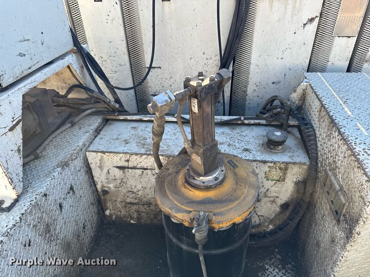 image for item EG7053 1998 International 4700 utility / service truck