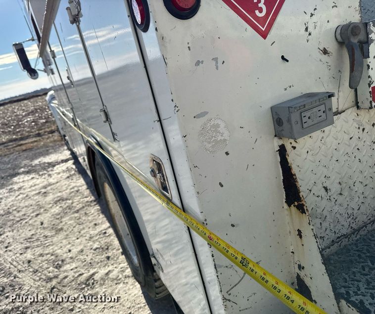 image for item EG7053 1998 International 4700 utility / service truck