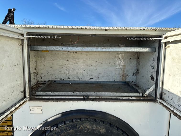 image for item EG7053 1998 International 4700 utility / service truck