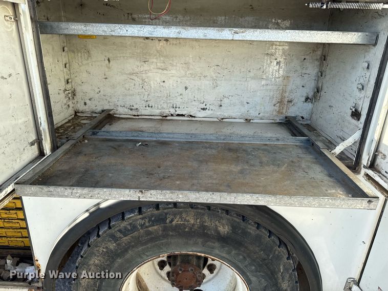 image for item EG7053 1998 International 4700 utility / service truck