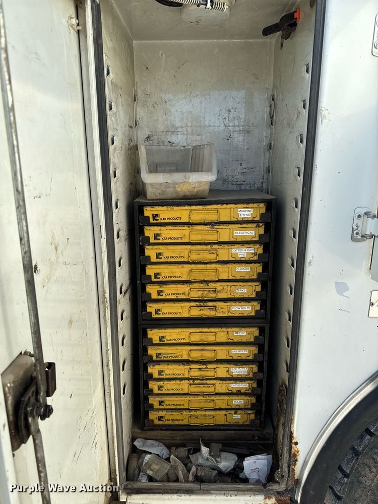 image for item EG7053 1998 International 4700 utility / service truck