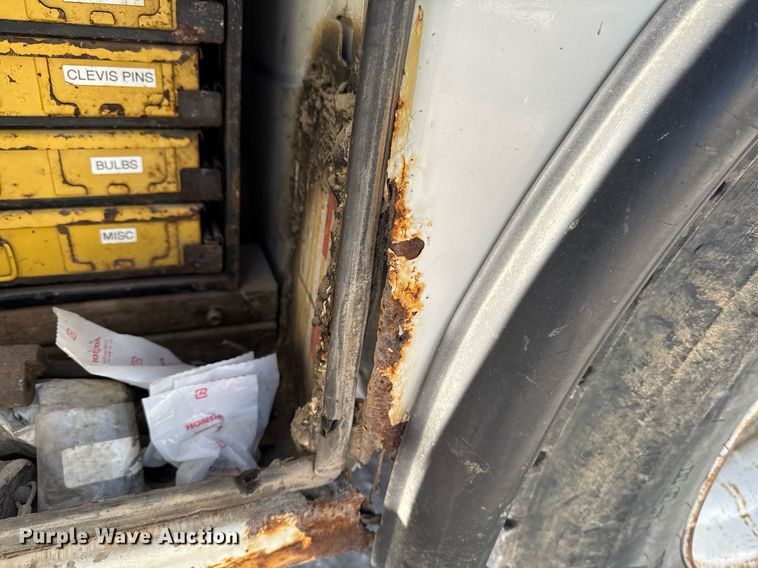 image for item EG7053 1998 International 4700 utility / service truck