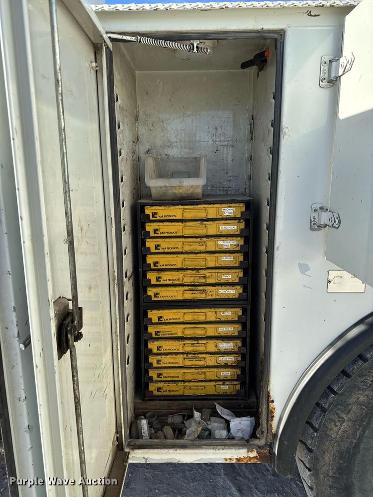 image for item EG7053 1998 International 4700 utility / service truck