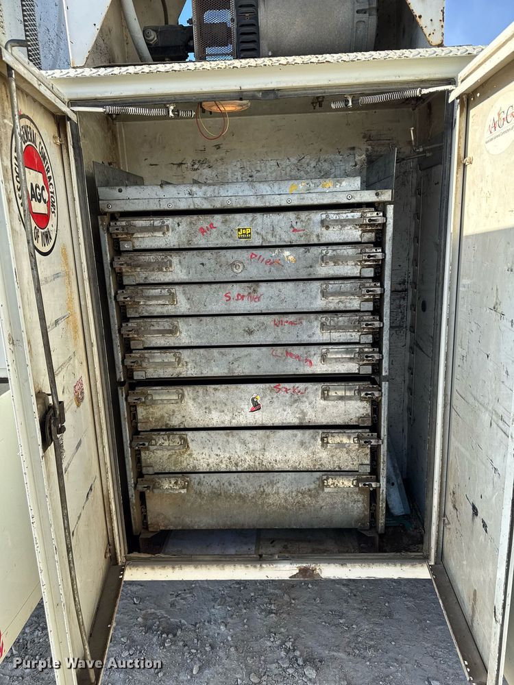 image for item EG7053 1998 International 4700 utility / service truck