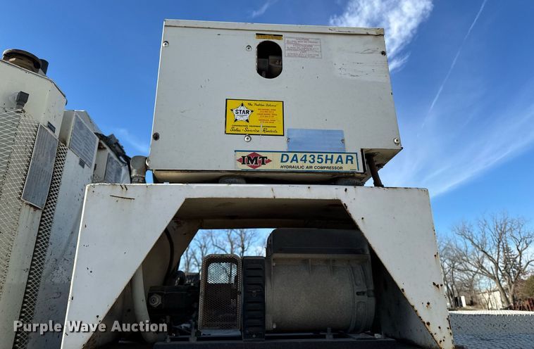 image for item EG7053 1998 International 4700 utility / service truck