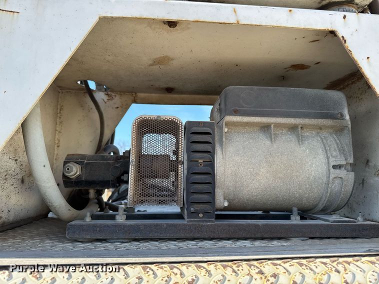 image for item EG7053 1998 International 4700 utility / service truck