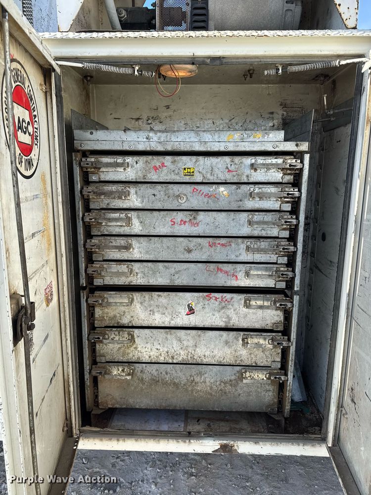 image for item EG7053 1998 International 4700 utility / service truck