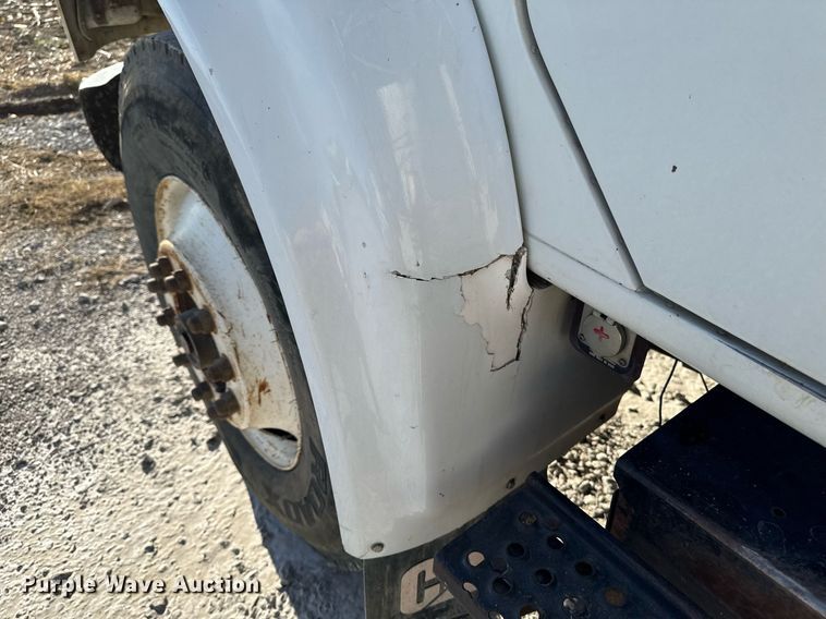 image for item EG7053 1998 International 4700 utility / service truck