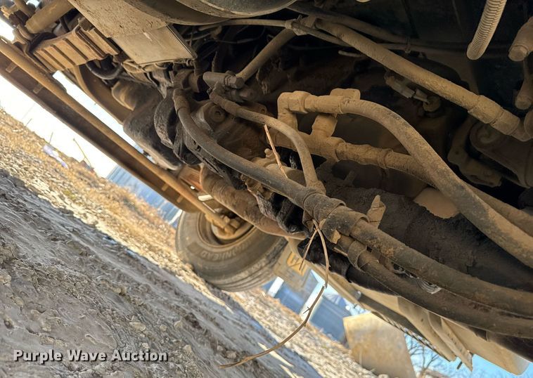 image for item EG7053 1998 International 4700 utility / service truck