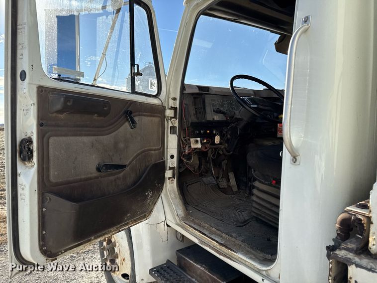 image for item EG7053 1998 International 4700 utility / service truck