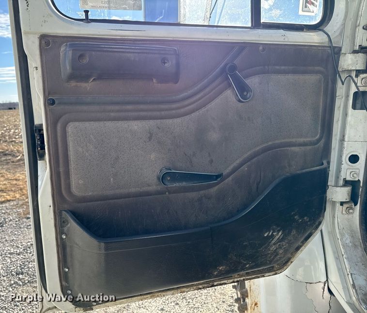 image for item EG7053 1998 International 4700 utility / service truck