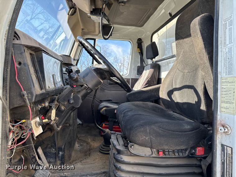 image for item EG7053 1998 International 4700 utility / service truck