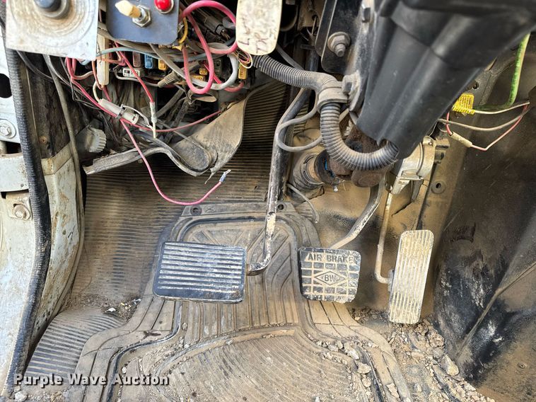 image for item EG7053 1998 International 4700 utility / service truck