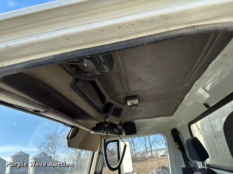 image for item EG7053 1998 International 4700 utility / service truck