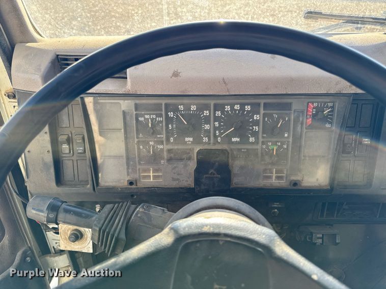 image for item EG7053 1998 International 4700 utility / service truck