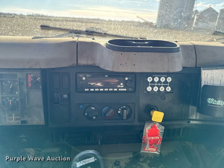 image for item EG7053 1998 International 4700 utility / service truck